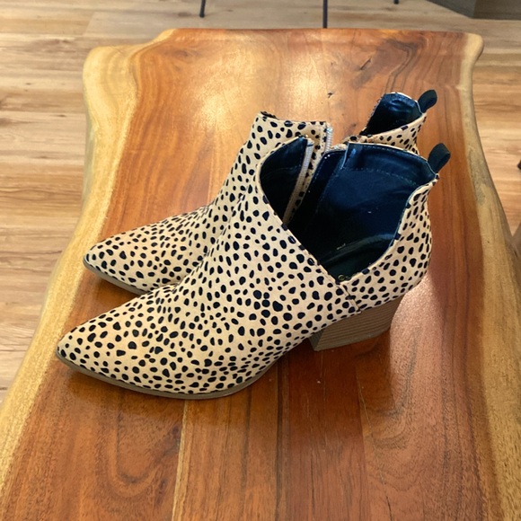 Like-new Qupid stacked heel side cut leopard bootie - Picture 2 of 5
